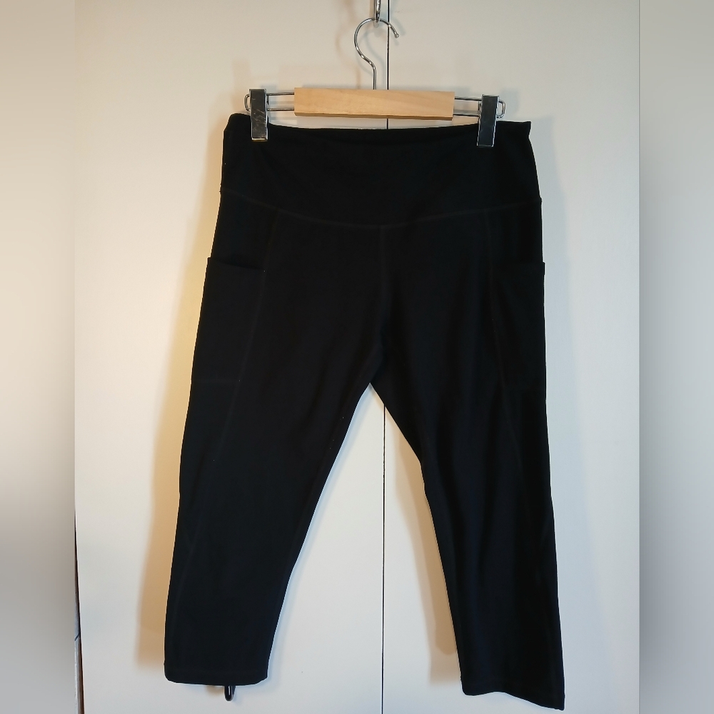 Along Fit Women’s Black Capri Leggings with Pockets – Size Large